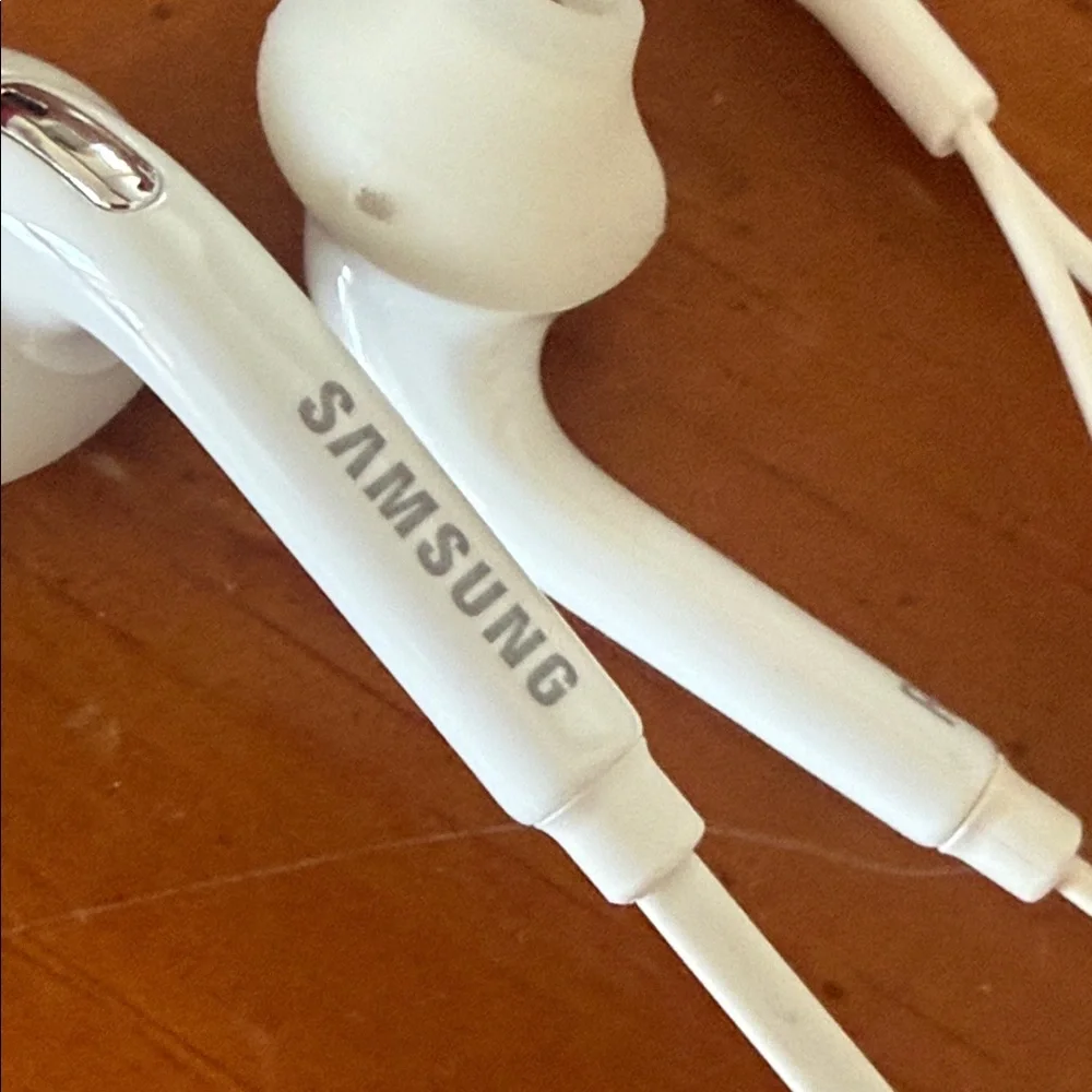Samsung White Earbud Headphones